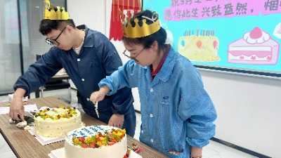 情暖金秋,感恩有你 | 安徽英特麗9月員工生日會溫情落幕(圖3) 切生日蛋糕_安徽英特麗.jpg